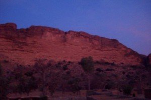 Falesia di Bandiagara illuminata dalle prime luci dell'alba. 