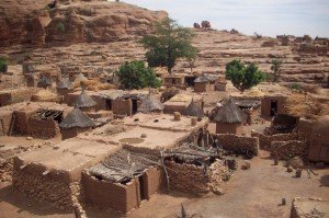 Villaggio Dogon ai piedi della Falesia 