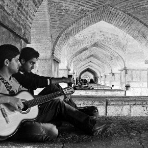 Due giovani si rilassano sotto il Khaju Bridge di Esfahan, Iran