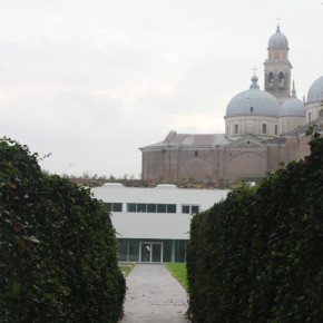 Il Giardino della Biodiversità e, dietro, la Basilica del Santo
