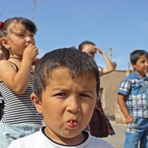 Fuori di una scuola a Khiva, Uzbekistan