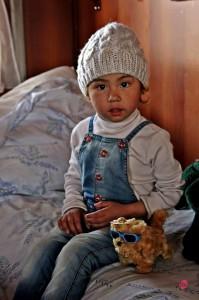  Una bambina uzbeka viaggia verso la propria casa a Tashkent con la famiglia.