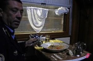 A due passi da Tashkent, l'ultima cena condivisa con i ferrovieri uzbeki e con il capotreno.