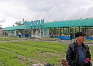 Turkistan, città kazakha sulla via tra Mosca e Tashkent. Il treno si ferma nella stazione della città santa per fare rifornimento.