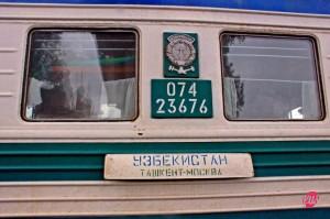  Il nome del treno 006 tra Mosca e Tashkent, "Uzbekistan", fermo in una stazione kazaka.