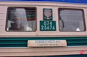  Il nome del treno 006 tra Mosca e Tashkent, "Uzbekistan", fermo in una stazione kazaka.