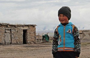 Un bambino del villaggio di Sary Tash (3170 mslm), Kyrgyzstan, scherza con alcuni suoi compagni di gioco