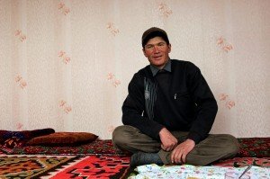 Un pastore del villaggio di Sary Tash, Kyrgyzstan, si riposa durante una pausa dal lavoro.