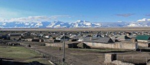 Una veduta del villaggio di Sary Tash (3170 m. s.l.m.), Kyrgyzstan. Sullo sfondo le montagne del Pamir ed il confine cinese (Irkeshtam)