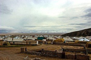 Panorama pomeridiano su Sary Tash (3170 mslm),Kyrgyzstan, ed il Pamir immerso tra le nubi sullo sfondo