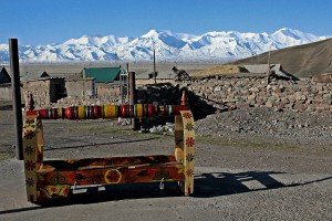 Una culla tradizionale nel cortile di una casa a Sary Tash, Kyrgyzstan. Sullo sfondo il Peak Lenin (7134 mslm)