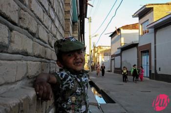 Un bambino della Mahalla (zona popolare e tradizionale) di Samarcanda, Uzbekistan. Nella mahalla vive una minoranza di lyuli, sottogruppo Rom