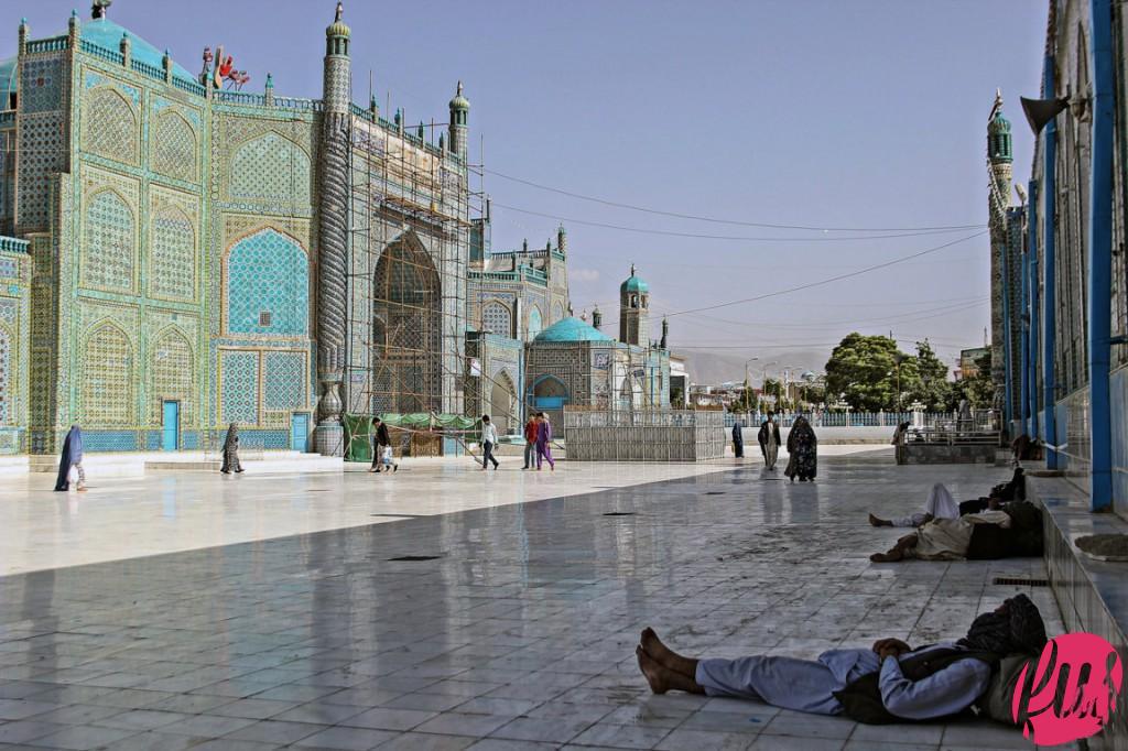 Il cortile esterno della moschea blu di Mazar-e Sharif
