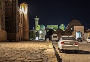 Una vista del miraneto Khalon nel centro storico di Bukhoro, Uzbekistan,  durante la notte