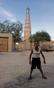 Un bambino della zona adicente al minareto Islam Khodja,Khiva, Uzbekistan