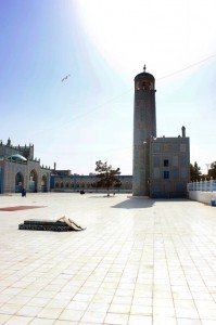 Il cortile esterno della Moschea blu di Mazar-e Sharif