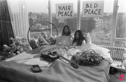 Bed-In_for_Peace,_Amsterdam_1969_-_John_Lennon_&_Yoko_Ono_17