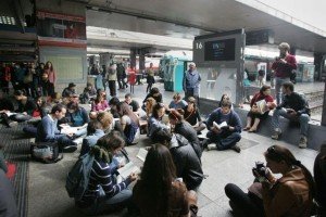 444364 Flash mob di studenti universitari a Termini. 'La cultura è un binario morto'