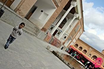 Un bambino nel cortile del museo. Sanandaj, Kurdistan iraniano