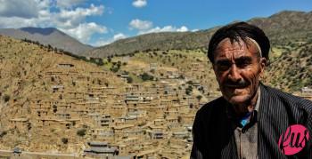 Un anziano pastore del villaggio sul tetto della sua casa. Palangan, Kurdistan iraniano