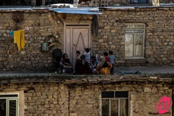 Alcune famiglie del villaggio si godono le ore più fresche della giornata sul tetto delle proprie abitazioni. Palangan, Kurdistan iraniano