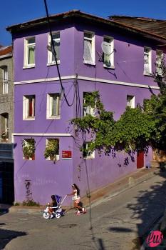 Due bambini giocano tra le vie di Ayvansaray. Istanbul, Turchia