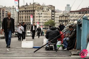 Alcuni pescatori sul nuovo ponte di galata; Istanbul, Turchia