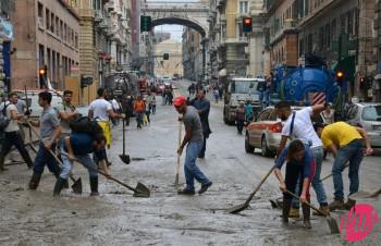 GENOVA_ALLUVIONE_SPALATORI_IN_VIA_XX_SETTEMBRE