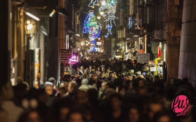 folla turisti al centro storico, via caracciolo, via roma periodo natale luminarie