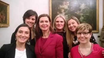 Sara Moretto con la Presidente della Camera, Laura Boldrini, e altre deputate