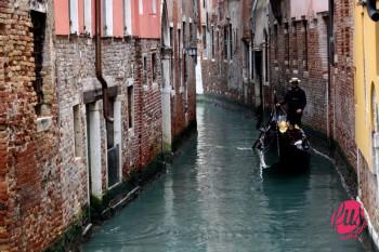 venezia_gondola_tra_canali_4e1f7cf57c02c_20110715_013413