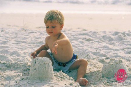 bambino-e-castello-di-sabbia