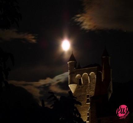 buonanotte-con-paesaggio-notturno-e-castello