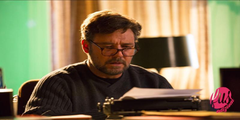 Crowe scrive alla macchina da scrivere