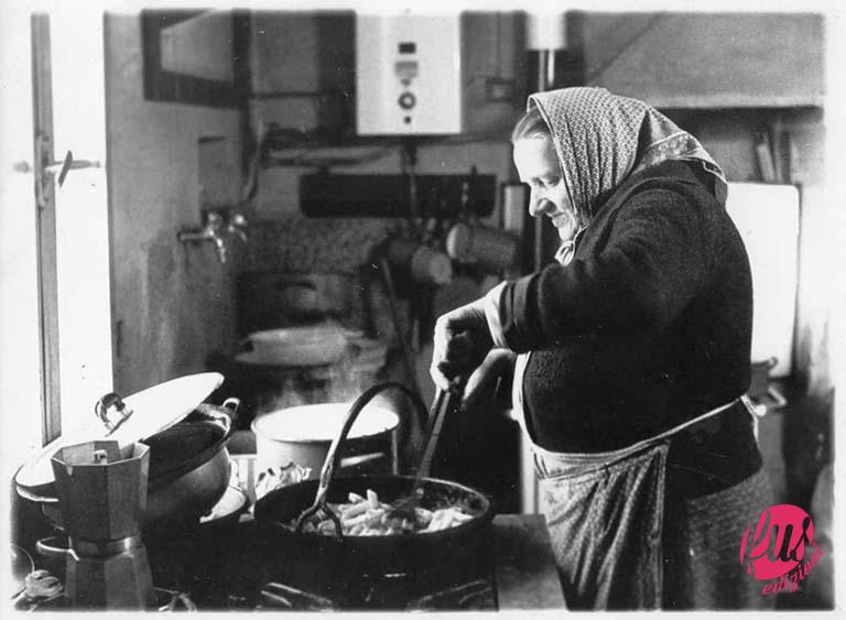 nonna in cucina