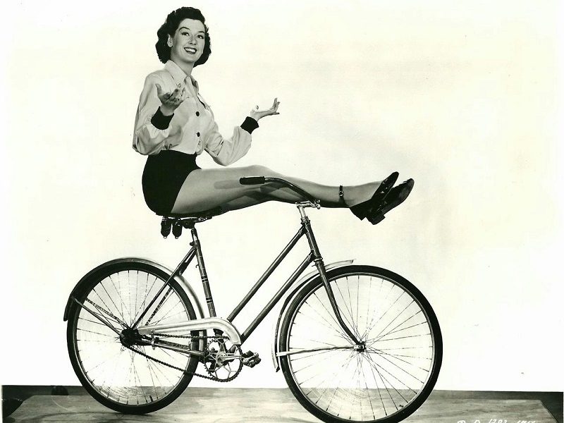 1950s-classic-photos-of-hollywood-actresses-ride-their-bikes-3