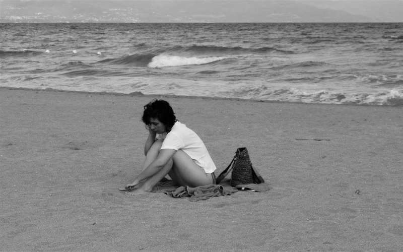 erika-donna-sola-in-spiaggia