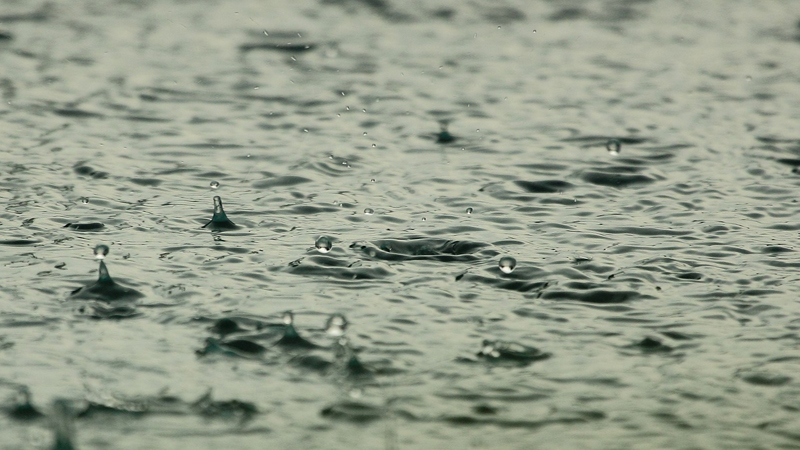 Foto pozzanghera colpita da gocce di pioggia