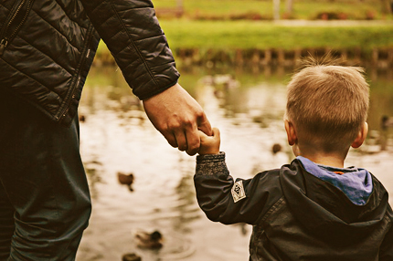 bambino mano nella mano con un adulto