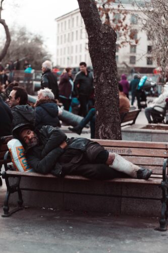 senzatetto su panchina