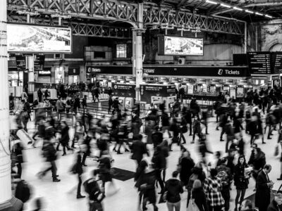 folla all'interno di una stazione