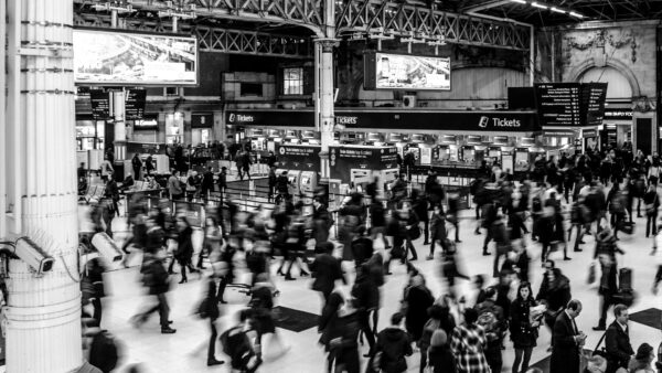 folla all'interno di una stazione