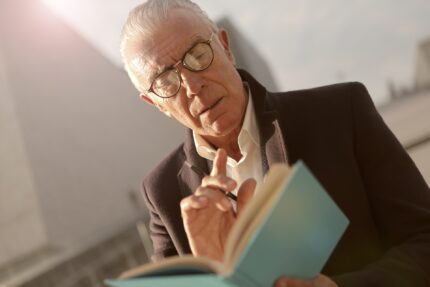 Anziano legge un libro
