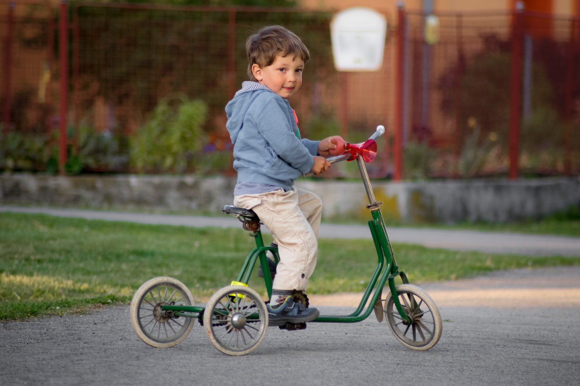 Racconto Luana la puttana - bambino fermo seduta su una bicicletta