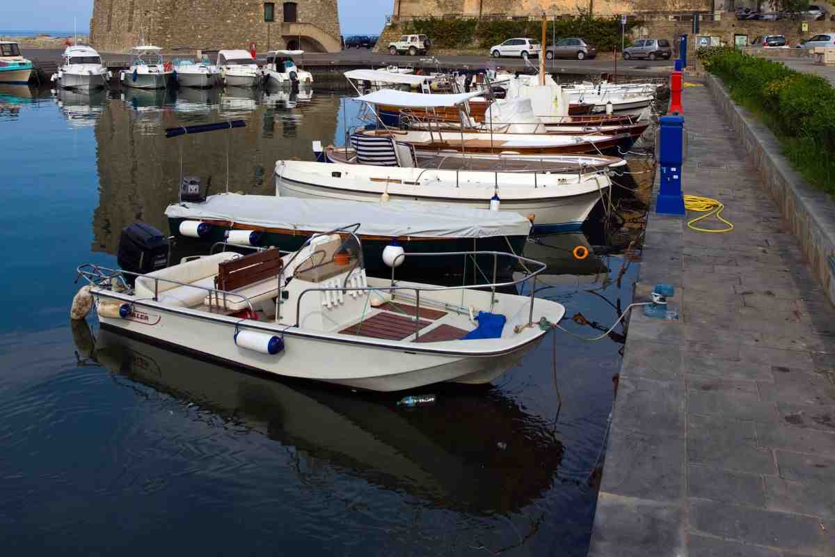 borgo di pietra sul mare