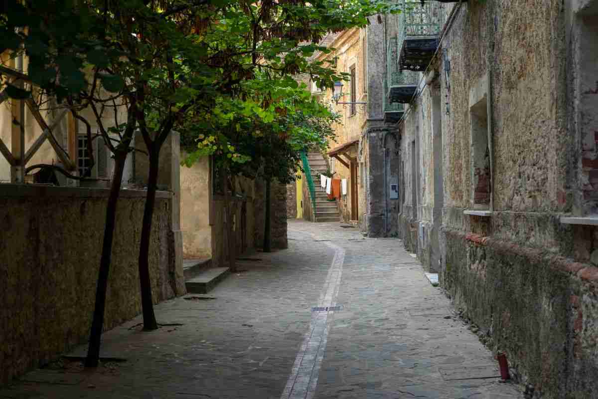 borgo di pietra sul mare