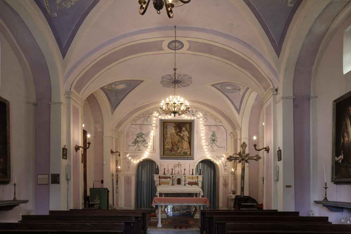Il piccolo borgo di Castelluccio di Norcia, situato a 1452 metri di altitudine, è uno dei centri abitati più elevati dell’Appennino umbro-marchigiano