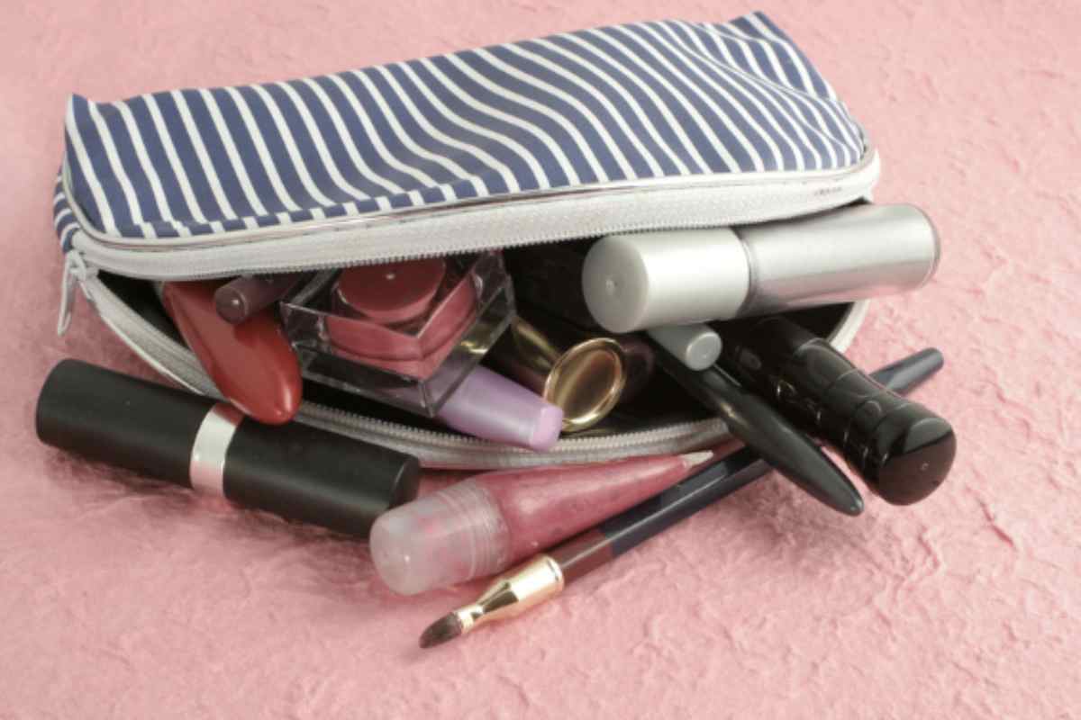 Che si tratti di montagna, mare, campagna o città d’arte, la beauty routine deve adattarsi al contesto. Per la montagna, oltre alla protezione solare