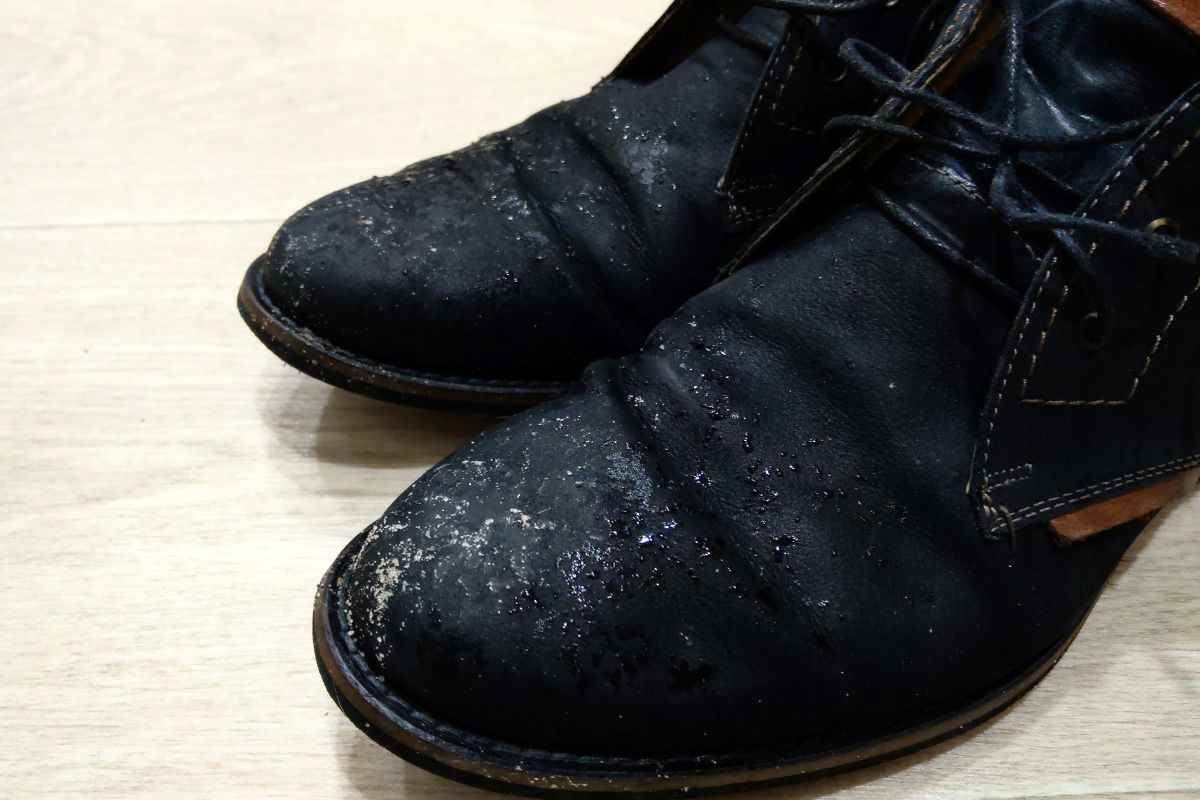 Il trucco geniale per asciugare le scarpe bagnate
