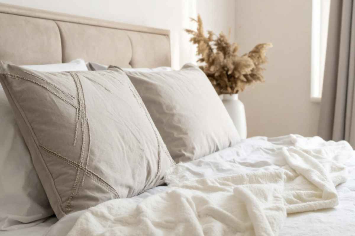 Usati quotidianamente, accumulano sudore e umidità che ne compromettono freschezza e comfort, ma il lavaggio frequente